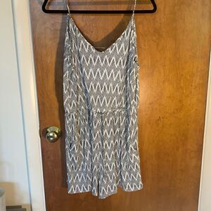 EUC basic black and white romper! Size L